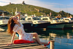 Обои на рабочий стол: bay, boat, brunette, clouds, dress, heeled shoes, hill, jacket, model, nature, red jacket, red shoes, sitting, sky, smiling, white dress, women, women outdoors