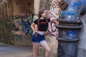 Обои на рабочий стол: beautiful, black t-shirt, braids, brunette, jean shorts, model, short shorts, short tops, t-shirt, twintails, women, women outdoors