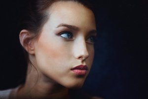 Обои на рабочий стол: blue eyes, brown hair, brunette, close up, face, girl, lips, lipstick, looking away, model, mouth, photo, photographer, portrait, simple background, Tanya, Zachar Rise