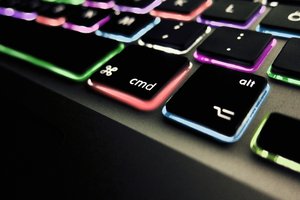 Обои на рабочий стол: apple, клавиатура, подсветка, разноцветная