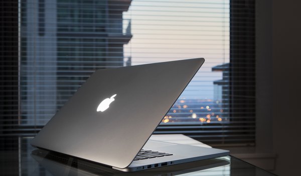 Обои на рабочий стол: apple, Macbook Pro Retina, ноутбук, окно, стол