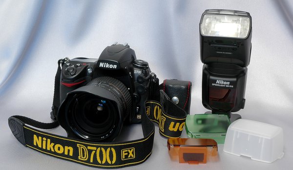 Обои на рабочий стол: Nikon D-700 FX, вспышка Nikon Speedlight SB-910, зеркальная, объектив AF Nikkor 24-85 f/2.8-4 D, профессиональная, ремешок, фон, фотокамера