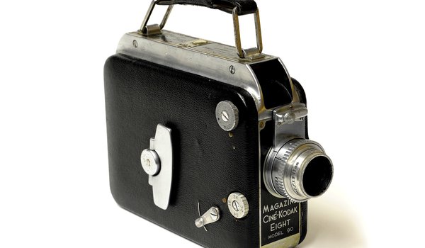 Обои на рабочий стол: 9, Ciné-Kodak Eight Model 90, Magazine, кинокамера, КОРПУС, металлический, объектив Kodak Anastigmatic 13 мм f/1, серебристо-чёрный, фон