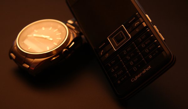 Обои на рабочий стол: C902, cuber shot, Sony Ericsson, сони эрикссон, часы