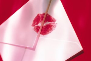 Обои на рабочий стол: валентика, губная помада, день святого валентина, конверт, письмо, поцелуй, праздники, след
