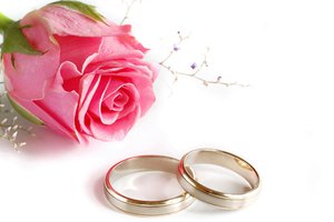 Обои на рабочий стол: кольца, роза, свадьба