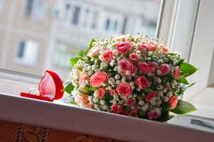 Обои на рабочий стол: кольца, коробка, красная, листочки, листья, обои, обручальные кольца, окно, праздники, розы, фон, цветы