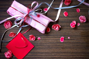 Обои на рабочий стол: бумага, коробочка, ленточки, лепестки, подарок, праздник, розовые, цветы