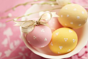Обои на рабочий стол: Easter, бант, желтые, лента, пасха, пасхальные, праздник, розовые, тарелка, яйца
