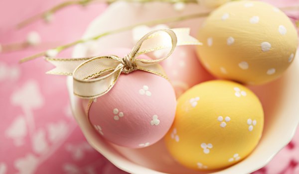 Обои на рабочий стол: Easter, бант, желтые, лента, пасха, пасхальные, праздник, розовые, тарелка, яйца