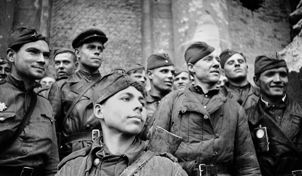 Обои на рабочий стол: герои, лица, май 1945 года, победа, радость, Советские солдаты