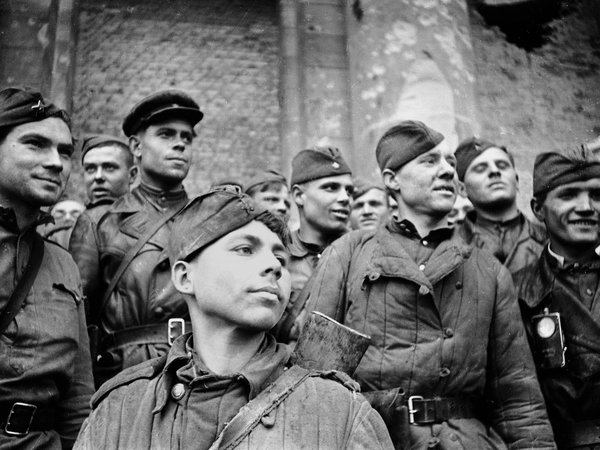 герои, лица, май 1945 года, победа, радость, Советские солдаты