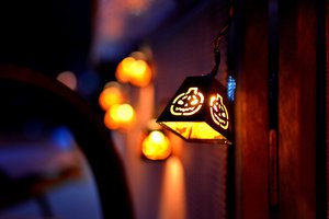 Обои на рабочий стол: halloween, дверь, огни, праздник, свет, фонарь, хэллоуин