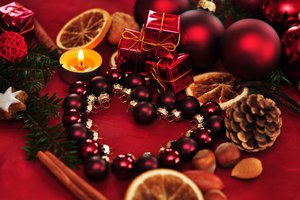 Обои на рабочий стол: balls, candle, christmas, decoration, heart, new year, ornaments, новый год, рождество, свечи, сердце, украшение, украшения, шары