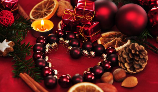 Обои на рабочий стол: balls, candle, christmas, decoration, heart, new year, ornaments, новый год, рождество, свечи, сердце, украшение, украшения, шары