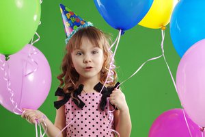 Обои на рабочий стол: balloons, beautiful happy little girl, children, happy birthday, joy, воздушные шары, дети, красивая счастливая маленькая девочка, радость, С Днем Рождения