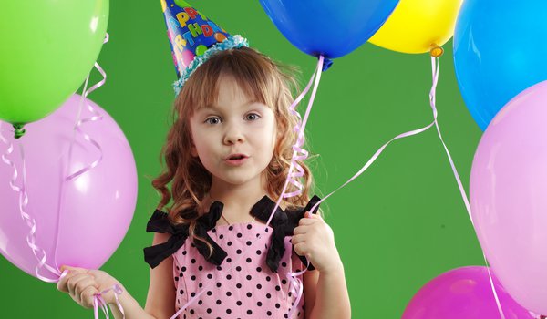 Обои на рабочий стол: balloons, beautiful happy little girl, children, happy birthday, joy, воздушные шары, дети, красивая счастливая маленькая девочка, радость, С Днем Рождения