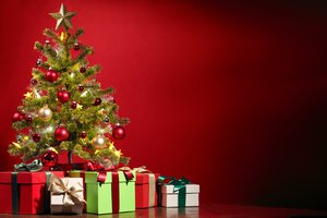 Обои на рабочий стол: christmas decoration, christmas tree, gifts, light balls, merry christmas, new year, ornament, stars, елка, звезды, легкие шары, новый год, орнамент, подарки, рождественские украшения, Счастливого Рождества