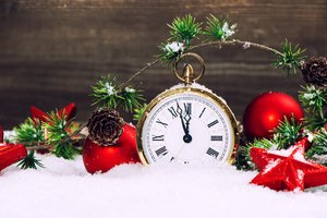 Обои на рабочий стол: clock, merry christmas, new year, snow, stars, звезды, Новым годом, с Рождеством Христовым, снег, часы