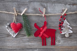 Обои на рабочий стол: cherry, christmas tree, clip, decorations, hearts, merry christmas, new year, Reindeer, toys, вишня, елка, игрушки, клип, Нового года, Рождества, северный олень, сердца, украшения