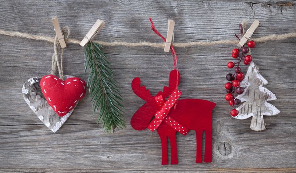 Обои на рабочий стол: cherry, christmas tree, clip, decorations, hearts, merry christmas, new year, Reindeer, toys, вишня, елка, игрушки, клип, Нового года, Рождества, северный олень, сердца, украшения