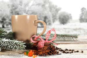 Обои на рабочий стол: cinnamon, coffee, cup, pine tree, ribbon, snow, tea, twig, winter, веточка, зима, корицы, кофе, лента, празники, снег, сосны, чай, чашкa
