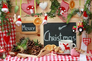 Обои на рабочий стол: christmas, декорации, елочные, игрушки, праздник, пряности, рождество, чашка, шишки