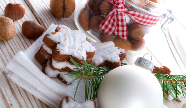 Обои на рабочий стол: белый, выпечка, десерт, еда, звездочки, зима, лесные, новогоднее, орехи, печенье, праздники, шарик
