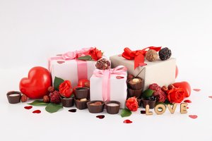 Обои на рабочий стол: 14 февраля, chocolates, decoration, flowers, gift boxes, happy, hearts, love, red, red roses, romantic, Valentine, день святого валентина, красные розы, любовь, подарки, романтика, сердечки, сердце, шоколад