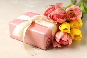 Обои на рабочий стол: 8 march, 8 марта, celebration, flowers, gift box, happy, pink, spring, tulips, with love, women, женский день, подарок, тюльпаны, цветы