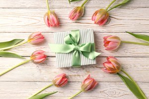 Обои на рабочий стол: 8 march, 8 марта, celebration, flowers, gift box, happy, pink, spring, tulips, with love, women, женский день, подарок, тюльпаны, цветы