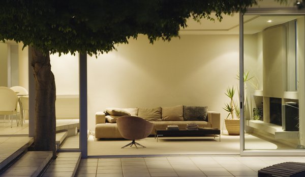 Обои на рабочий стол: дерево, диван, дизайн, интерьер, комната, кресло, листва, плитка, подушки, растение, ступеньки