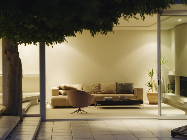 дерево, диван, дизайн, интерьер, комната, кресло, листва, плитка, подушки, растение, ступеньки