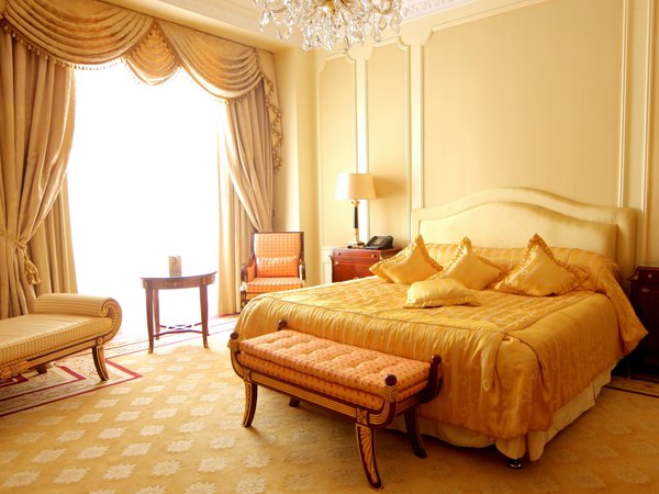 диван, дизайн, желтое, занавеска, интерьер, квартира, комната, кресло, кровать, лампа, подушки, спальня, стиль