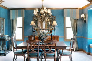 Обои на рабочий стол: букет, голубой, гостиная, дизайн, зал, зеркало, интерьер, картины, красиво, красивый, кухня, лампа, люстра, мебель, окна, синий, старый стиль, стиль, стол, стулья, цветы, шторы