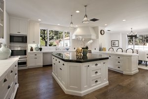 Обои на рабочий стол: interior, kitchen, белая, бытовая, дизайн, кухня, лампы, стол, стулья, техника.