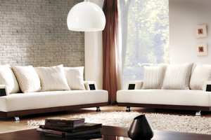 Обои на рабочий стол: белые, гостиная, диваны, дизайн, интерьер, ковер, лампы, подушки, столики
