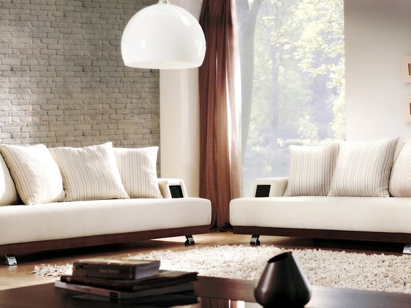 белые, гостиная, диваны, дизайн, интерьер, ковер, лампы, подушки, столики