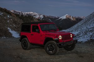 Обои на рабочий стол: 2018, Jeep, Wrangler Rubicon, вершины, красный, перевал, снег
