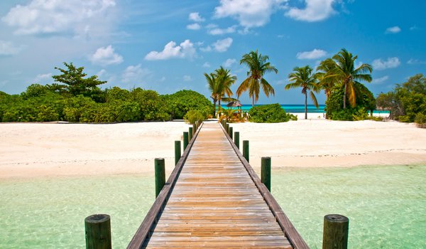 Обои на рабочий стол: beautiful pontoon, голубое, мост, небо, остров, пальмы, пейзажи, пляж, экзотика
