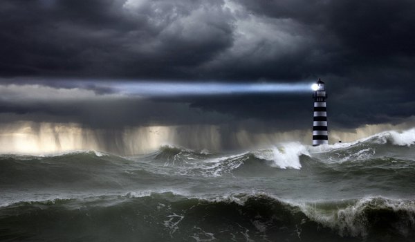 Обои на рабочий стол: волны, дождь, ливень, луч, маяк, небо, океан, свет, стихия, тучи, шторм