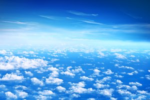 Обои на рабочий стол: beautiful clouds, blue sky, белые, высота, голубое, небо, облака
