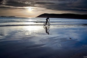 Обои на рабочий стол: велосипед, закат, море, пейзаж, пляж