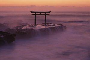 Обои на рабочий стол: врата, море, скалы, туман, япония