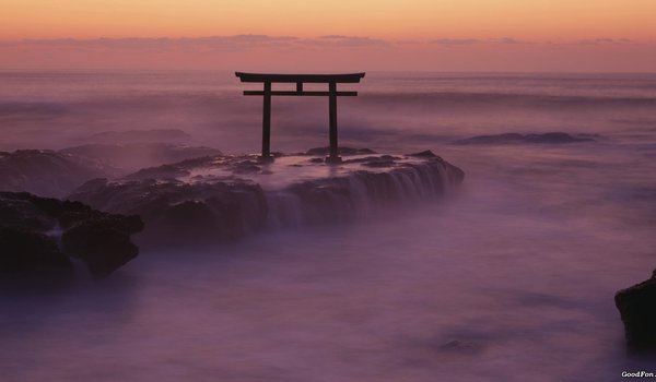 Обои на рабочий стол: врата, море, скалы, туман, япония