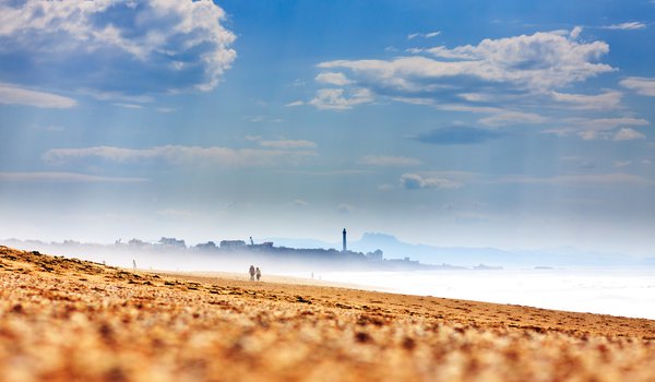 Обои на рабочий стол: france, берег, дымка, маяк, море, небо, облака, песок, пляж, франция