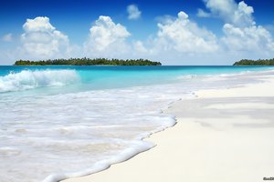 Обои на рабочий стол: белый, волна, лазурь, морская пена, небо, облака, океан, остров, песок