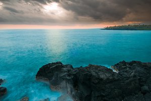 Обои на рабочий стол: hawaii, гавайи, домики, море, небо, скалы, тучи, шторм