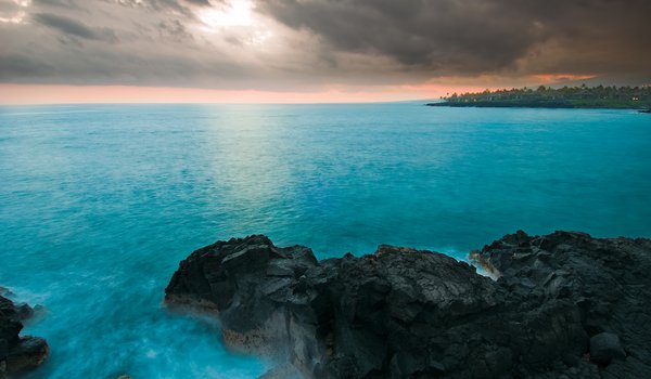 Обои на рабочий стол: hawaii, гавайи, домики, море, небо, скалы, тучи, шторм