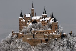 Обои на рабочий стол: burg hohenzollern, castle, germany, in winter, stuttgart, германия, гогенцоллерн, гора, город, замок, замок-крепость, зима, иней, снег, штутгарт
